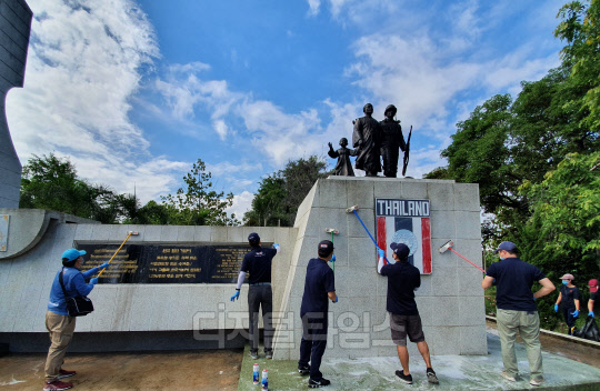 20일(현지시간) 태국에서 포스코 현지법인 임직원들이 함께 태국군 한국전쟁참전기념비 청소 및 주변 정화활동을 펼쳤다.  [포스코 제공]